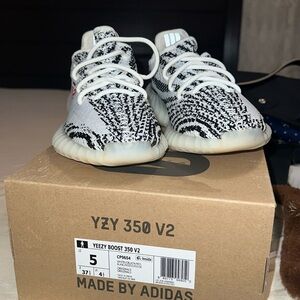Yeezy Boost 350 V2 size 5 “Zebra”